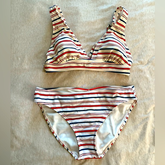 Bikini - Picture 1 of 5